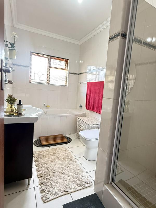 4 Bedroom Property for Sale in Panorama Western Cape
